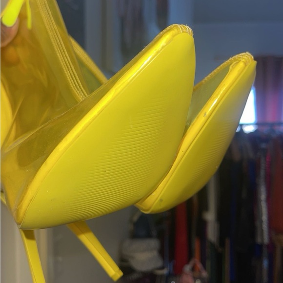 Yellow boot - Picture 3 of 3